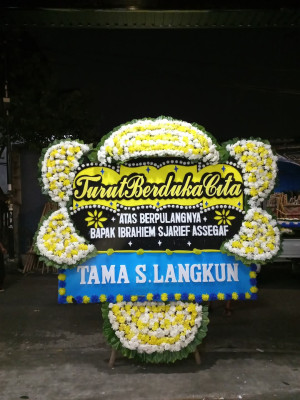Papan Bunga Duka di Simpang Hilir